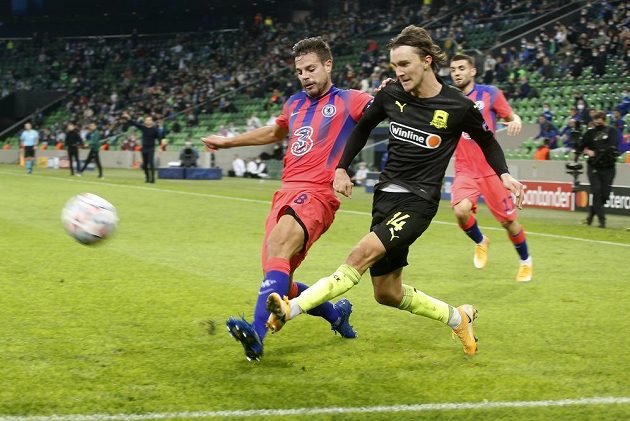 Kristoffer Olsson (vpravo) z Krasnodaru bojuje o míč s hostujícím Cesarem Azpilicuetou z Chelsea