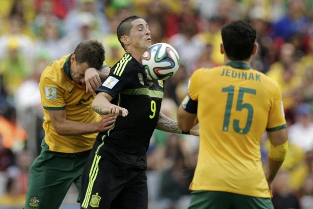španělský útočník Fernando Torres v zajetí dvou Australanů - Ivana Franjice a Mileho Jedinaka (15).