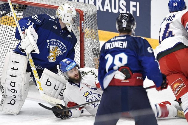 Český hokejista Michal Jordán na ledě před brankou Finska v utkání Channel One Cupu.