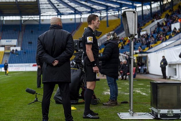 Utkání 24. kola první fotbalové ligy: FK Teplice - 1. FC Slovácko, 8. března 2020 v Teplicích. Hlavní rozhodčí Pavel Rejžek (uprostřed) prohlíží videozáznam.
