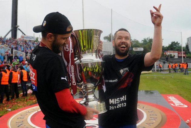 Plzeňský kapitán Pavel Horváth (vpravo) a útočník Marek Bakoš s pohárem pro ligové šasmpióny.
