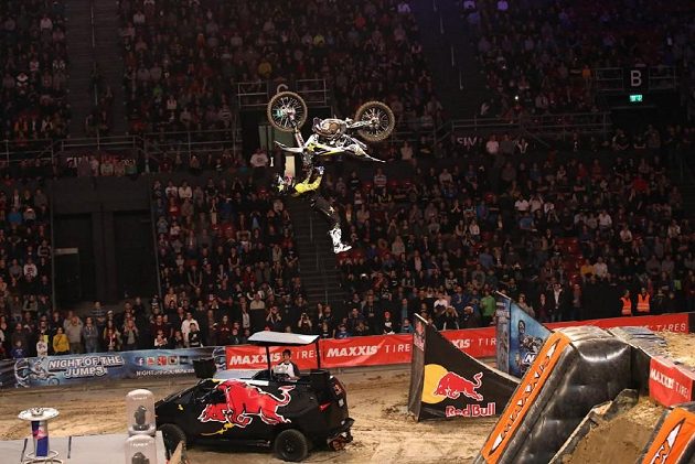 Freestyle motokrosař Libor Podmol zvládl triky ve vzduchu, boural však už před závodem, když vezl roztleskávačku.