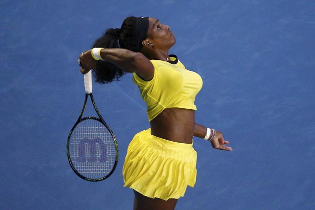 Americká tenistka Serena Williamsová servíruje proti Rusce Kasatkinové ve třetím kole Australian Open.