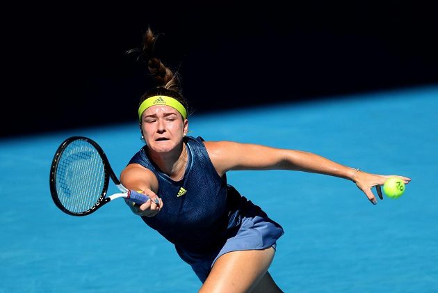 Česká tenistka Karolína Muchová se natahuje za úderem ve čtvrtfinále Australian Open proti Ashleigh Bartyové.