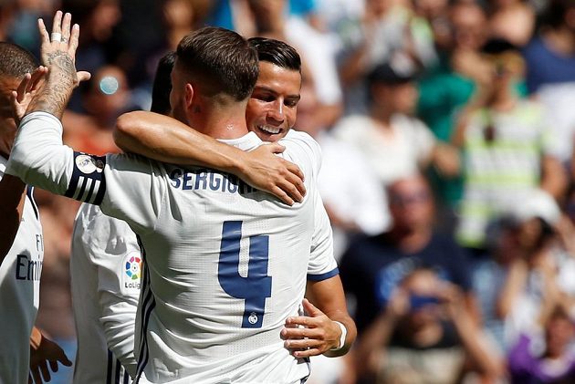 Cristiano Ronaldo z Realu jásá se spoluhráčem Sergiem Ramosem po gólu proti Osasuně.
