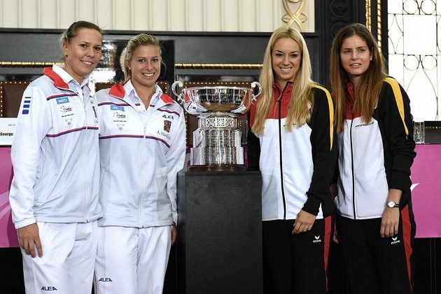 Česká tenistky Lucie Hradecká (vlevo) a Andrea Hlaváčková a Angelique Kerberová, Julia Goergesová z Německa během losování finále Fed Cupu na Staroměstské radnici v Praze.