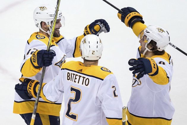 Zleva Mike Fisher, který právě vstřelil gól, Anthony Bitetto a Viktor Arvidsson.