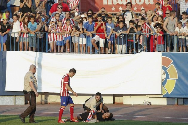 Ochranka zadržela fanouška, který se chtěl dostat k Davidu Villovi, jenž se v rámci mediální prezentace představil na stadiónu Vicente Calderóna v Madridu.