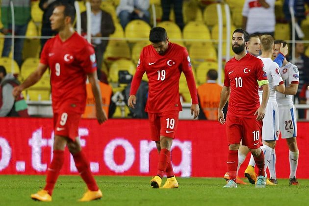 Zklamaní turečtí fotbalisté zleva Umut Bulut, Muhammet Demir a Arda Turan po druhé kvalifikační porážce za sebou, tentokrát domácí prohře 1:2 s českým týmem.
