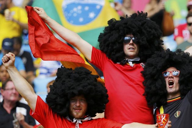 Dvojníci oblíbeného belgického záložníka Marouana Fellainiho v ochozech stadiónu.