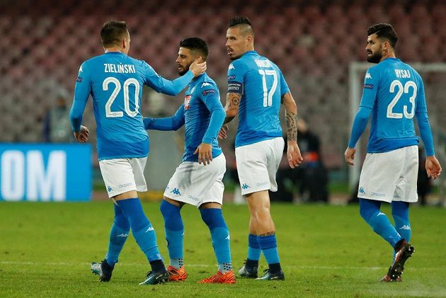 Neapolský střelec Lorenzo Insigne slaví se spoluhráči gól v síti Šachtaru v utkání Ligy mistrů.