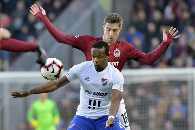 Vpředu Dame Diop z Ostravy, Michal Sáček ze Sparty.