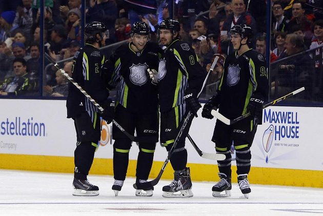 Radim Vrbata (druhý zleva) přijímá od spoluhráčů z týmu Foligna gratulace ke svému gólu, kterým otevřel skóre Utkání hvězd NHL.