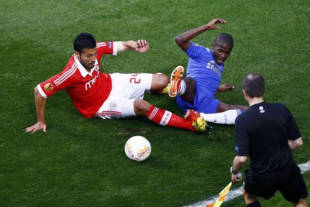 Ezequiel Garay (vlevo) z Benfiky v souboji s Ramiresem z Chelsea ve finále Evropské ligy.
