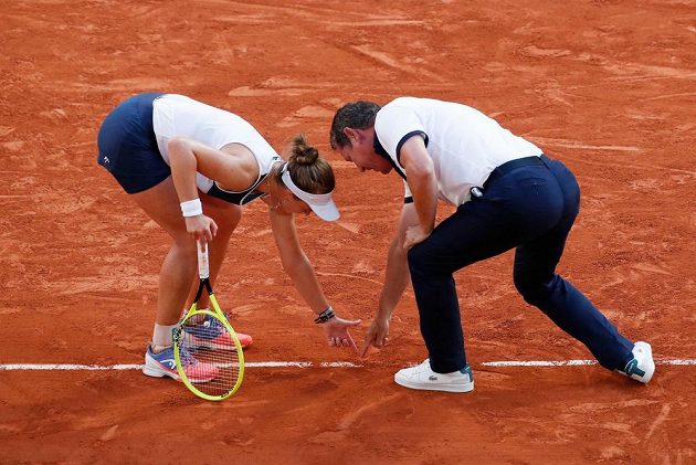 Barbora Krejčíková v diskusi s umpirovým rozhodčím v klíčovém okamžiku semifinálové bitvy na French Open.