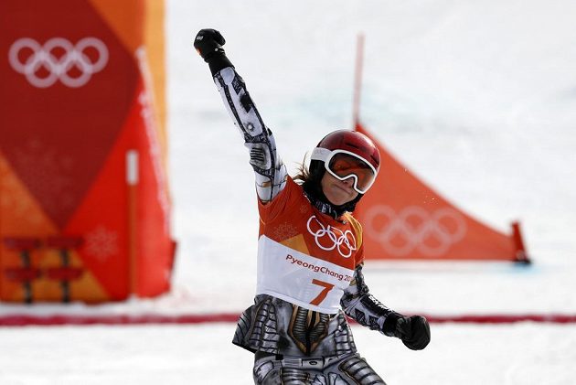 Ester Ledecká se raduje z olympijského triumfu v závodě v paralelním obřím slalomu na ZOH v Koreji.