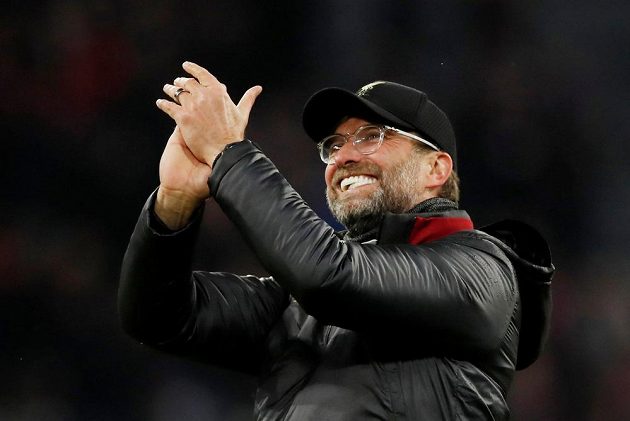 Manažer Liverpoolu Jürgen Klopp aplauduje fanouškům po postupu Reds v Lize mistrů.