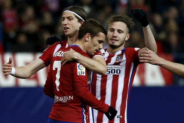 Antoine Griezmann (7) a jeho spoluhráči Filipe Luís se Saulem Niguezem slaví třetí gól Atlétika Madrid proti San Sebastianu.
