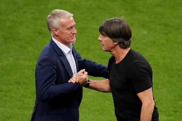 Trenér fotbalistů Francie Didier Deschamps se zdraví se svým německým protějškem Joachimem Löwem po utkání Ligy národů.