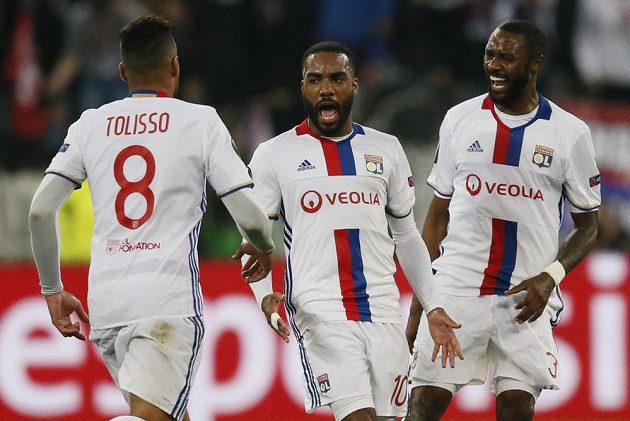 Lyonský Alexandre Lacazette oslavuje se spoluhráči gól proti Ajaxu v odvetě semifinále Evropské ligy.