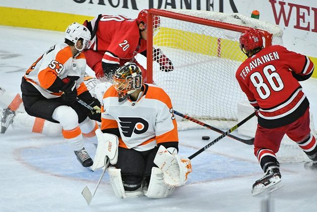 Překonaný gólman Philadelphie Michal Neuvirth v utkání NHL s Carolinou Hurricanes.