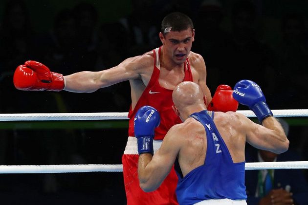 Ruský boxer Jevgenij Tiščenko (vzadu) vyhrál olympijský turnaj ve váze do 91 kg.