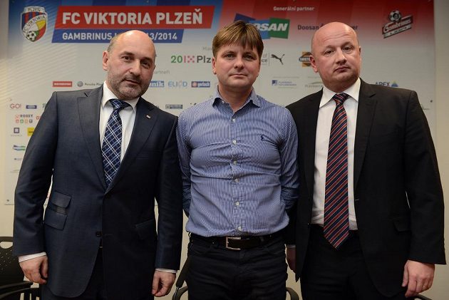 Kouč Dušan Uhrin mladší (uprostřed), majitel plzeňského klubu Tomáš Paclík (vlevo) a generální ředitel Viktorie Adolf Šádek.