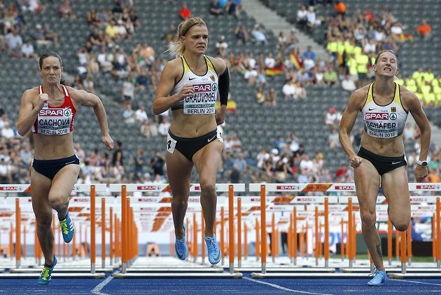 Sedmibojařky během úvodní disciplíny na ME (zleva) Kateřina Cachová, Louisa Grauvogelová a Carolin Schäferová.