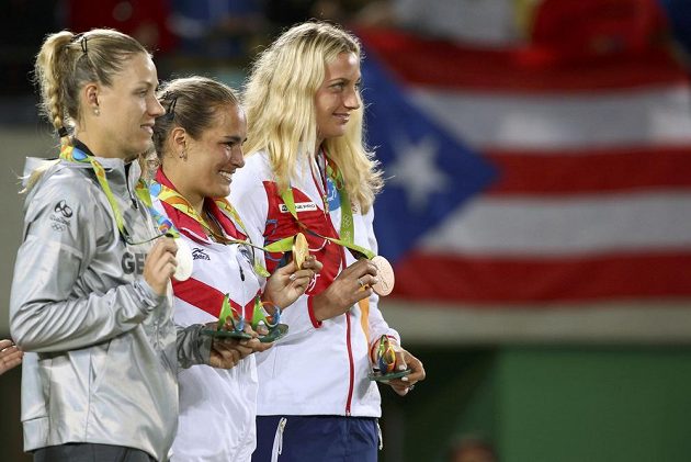 Tři nejlepší tenistky ženského olympijského turnaje. Vpravo Petra Kvitová s bronzem, vlevo druhá Angelique Kerberová z Německa a uprostřed vítězka Monica Puigová z Portorika.