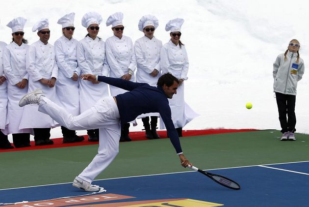 Švýcar Roger Federer během exhibičního duelu s americkou lyžařkou Lindsey Vonnovou na ledovci Aletsch.