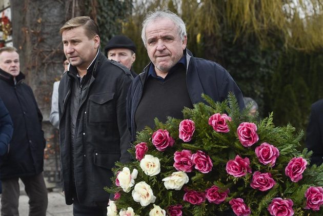 Fotbalisté Ladislav Vízek (vpravo) a Horst Siegl přicházejí na poslední rozloučení s trenérem Josefem Pešicem. Bývalý kouč české reprezentace Pešice zemřel 18. prosince ve věku 67 let.