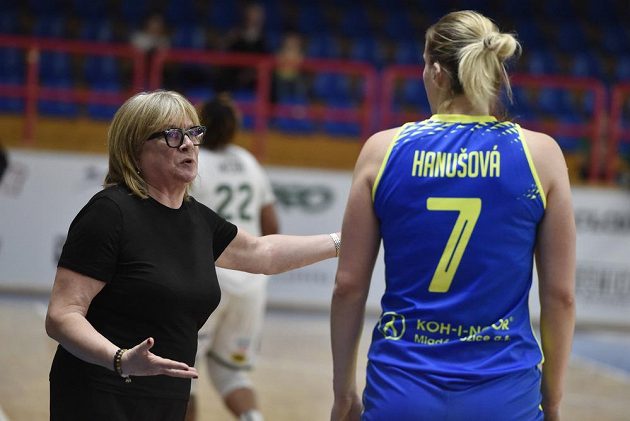 Trenérka basketbalistek USK Praha Natália Hejková (vlevo) hovoří s hráčkou Alenou Hanušovou během finálového utkání s Žabinami Brno.