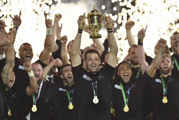 Kapitán All Blacks Richie McCaw třímá v rukou pohár pro (staro)nové mistry světa.