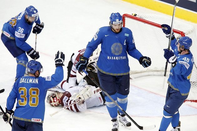 Hokejisté Kazachstánu slaví trefu Nikolaje Antropova (uprostřed) v souboji s Lotyšskem.