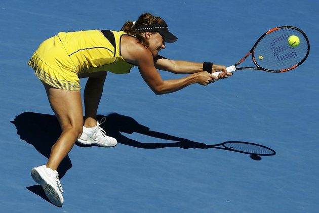 Těžký úder zahrává Barbora Strýcová během osmifinálového zápasu na Australian Open.