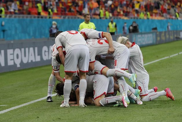 Radost v podání fotbalistů Severní Makedonie poté, co Goran Panděv překonal brankáře Rakouska na EURO.