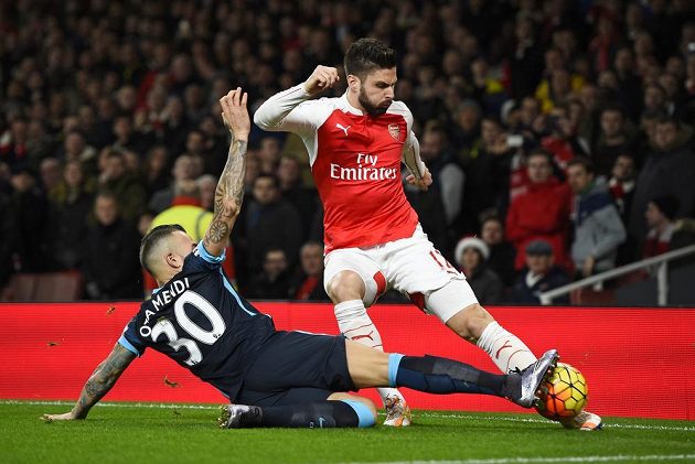 Útočník Arsenalu Olivier Giroud (vpravo) v souboji s Nicolasem Otamendim z Manchesteru City.