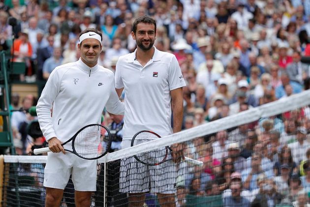 Švýcar Roger Federer (vlevo) a Chorvat Marin Čilič pózují před finálovým zápasem Wimbledonu.