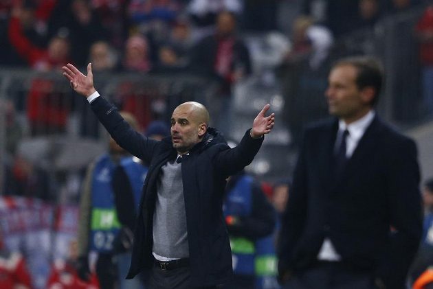 Trenér Bayernu Pep Guardiola (vlevo) se nakonec mohl radovat z postupu. Vpravo trenér Juventusu Massimiliano Allegri.