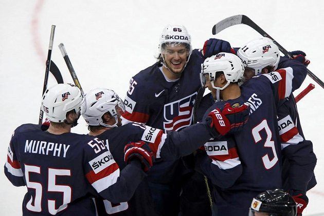 Americký obránce Seth Jones (druhý zprava) se raduje se spoluhráči ze vstřelení gólu proti Kazachstánu.