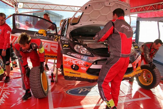 Ford Fiesta WRC Martina Prokopa v servisní zóně při Rallye Akropolis.