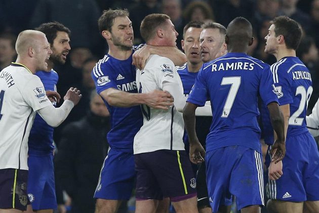 Branislav Ivanovič z Chelsea (třetí zleva) drží pod krkem Jamese McCarthyho z Evertonu.