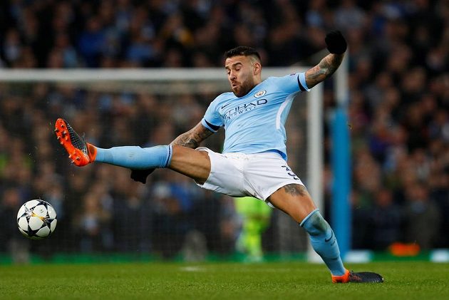 Nicolas Otamendi z Manchesteru City v akci během odvetného čtvrtfinále Ligy mistrů s Liverpoolem.