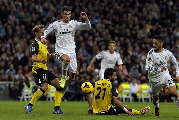 Gareth Bale (druhý zleva) a Francisco Alarcon Isco (vpravo) z Realu procházejí obranou Sevilly.
