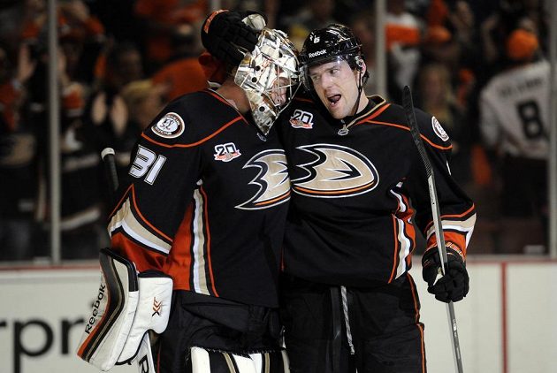 Brankář Anaheimu Frederik Andersen se raduje se spoluhráčem Benem Lovejoyem z druhé výhry nad Dallasem.