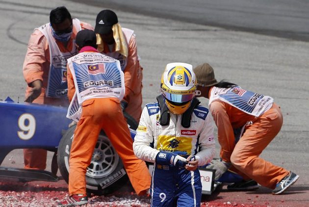 Marcus Ericsson, pilot Sauberu, odchází od svého monopostu po fatálním střetu, který pro něj ukončil GP Malajsie.