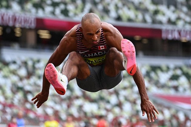 Kanadský favorit olympijského desetiboje Damian Warner v dálce ještě svůj náskok navýšil.