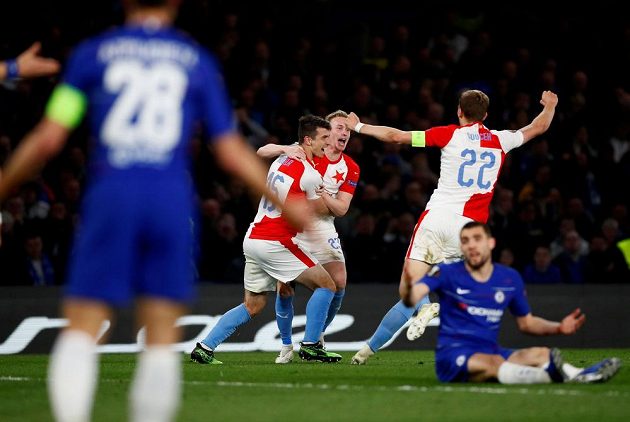 Fotbalisté Slavie Praha oslavují vstřelený gól na hřišti Chelsea v Evropské lize.