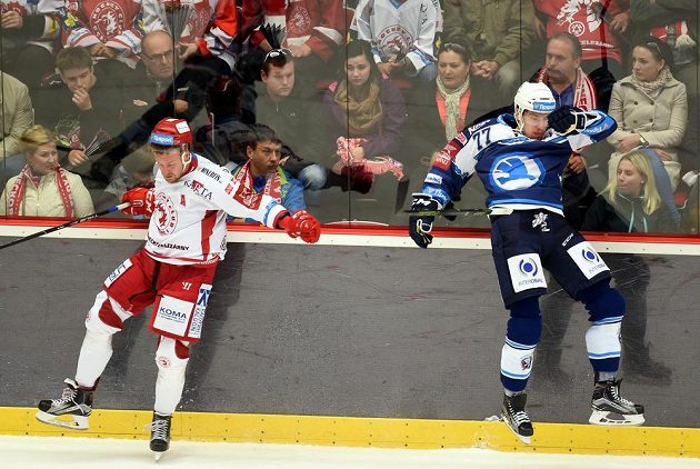 Třinecký útočník Martin Adamský (vlevo) a David Němeček z Plzně v zápase 15. kola hokejové Tipsport extraligy.