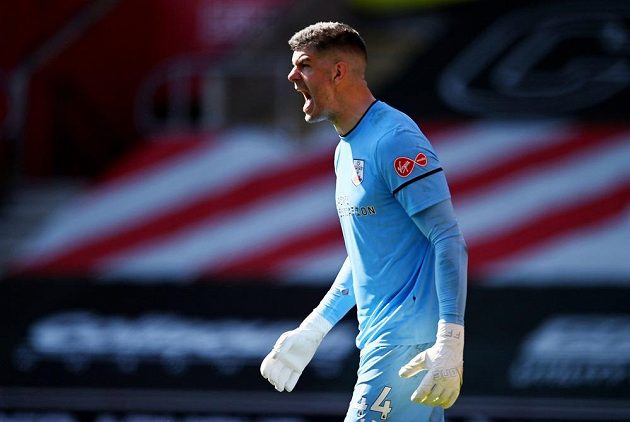 Gólman Southamptonu Fraser Forster reaguje na dění na hřišti v utkání Premier League proti Burnley.